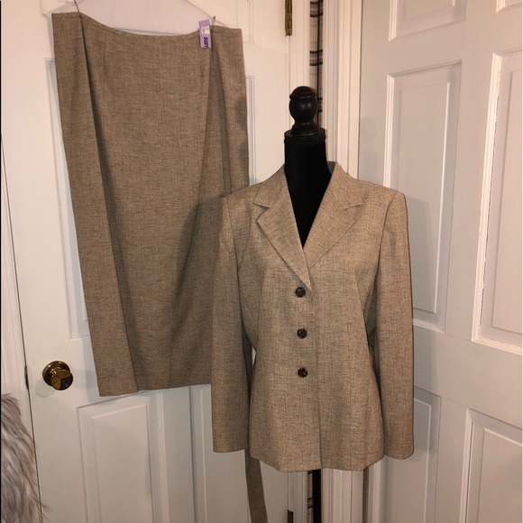 LeSuit Womenβs 2 Piece Suit - Picture 2 of 8